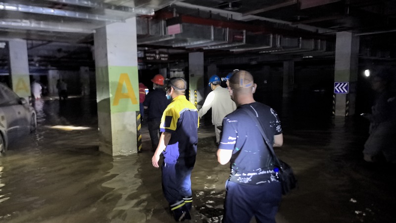 8.27工程人员抢修现场1.jpg